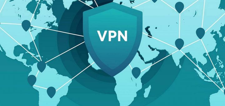 Sådan beskytter du din computer bedst muligt Rigtigt mange mennesker verden rundt, bruger til daglig en computer. Hvor nogle folk, er dybt afhængige af computeren i forhold til arbejde, er der andre som bruger den til eksempelvis studie eller underholdning. Det er svært at komme udenom den digitale verden som mange mennesker lever i nu til dags, og mange er enormt afhængige af denne. Det betyder selvfølgelig også, at man er nødt til at beskytte sin computer og din data mod uvedkommende. Læs her hvordan. Antivirus program Det er ikke alle mennesker, som i skrivende stund benytter sig af et antivirus program til eksempelvis deres computer. Mange mennesker, som måske kun benytter deres computer til underholdning i privaten, tænker måske ikke at det har relevans at anskaffe et antivirusprogram. Men faktisk er det sådan, at alle mennesker kan blive udsat for cyberkriminalitet. Også i privaten. Et antivirus program er altså med til at beskytte din computer og data, mod eksempelvis vira blandt andet. Der findes mange forskellige typer antivirus på markedet, det kan derfor være en god idé at sammenligne forskellige med hinanden, for at finde den software som passer bedst til dig og din husstands behov. VPN – hvad er det? Har du aldrig stiftet bekendtskab med disse tre bogstaver før, så får du her forklaringen. VPN, står for ’Virtuel Private Network’. En VPN, kommer med flere fordele, herunder blandt andet at ’skabe en sikker forbindelse når man benytter sig at ´åbne Wi-Fis´. Du kender det måske godt selv. Du står måske og venter på toget eller bussen, og logger uden problemer på et offentligt Wi-Fi, som ikke kræver noget password. Derefter foretager du dig alverdens ting og sager online. Det er altså et netværk som ikke er sikkert, hvilket betyder at du er i risiko her. Der er en VPN, blandt andet med til at sikre dig, at forbindelsen er ’privat’. Også selvom netværket er offentligt. Hvad enten du er i gang med at lære om aktier online, er i gang med at handle online eller noget helt andet, så er der større tryghed, ved at vide at man har en VPN. VPN’en, er altså med til at sikre at cyberkriminelle ikke kan begå kriminalitet og stjæle personfølsomme oplysninger eksempelvis. En VPN har mange fordele Selvom en VPN, giver den store tryghed og sikkerhed ved brug af eksempelvis offentlige Wi-Fis, så er der faktisk også andre fordele ved at anskaffe en slagsen. For en VPN, giver nemlig også nogle ekstra fordele i forhold til streaming. Måske, er du én af dem som betaler til en eller flere streming tjenester, men alligevel godt kunne tænke sig et større udvalg indenfor underholdning. En VPN, kan faktisk gøre det muligt at streame et større indhold fra udlandet. Det samme gælder, hvis man er på ferie og gerne vil streame film eller serier som kun kan ses derhjemme. EN VPN, åbner altså op for en del muligheder, som er værd at tænke over. Læs mere om VPN’s generelt i dette link, hvis du vil vide mere.